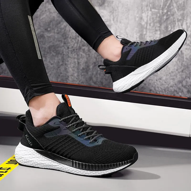 Lightweight breathable sports shoes