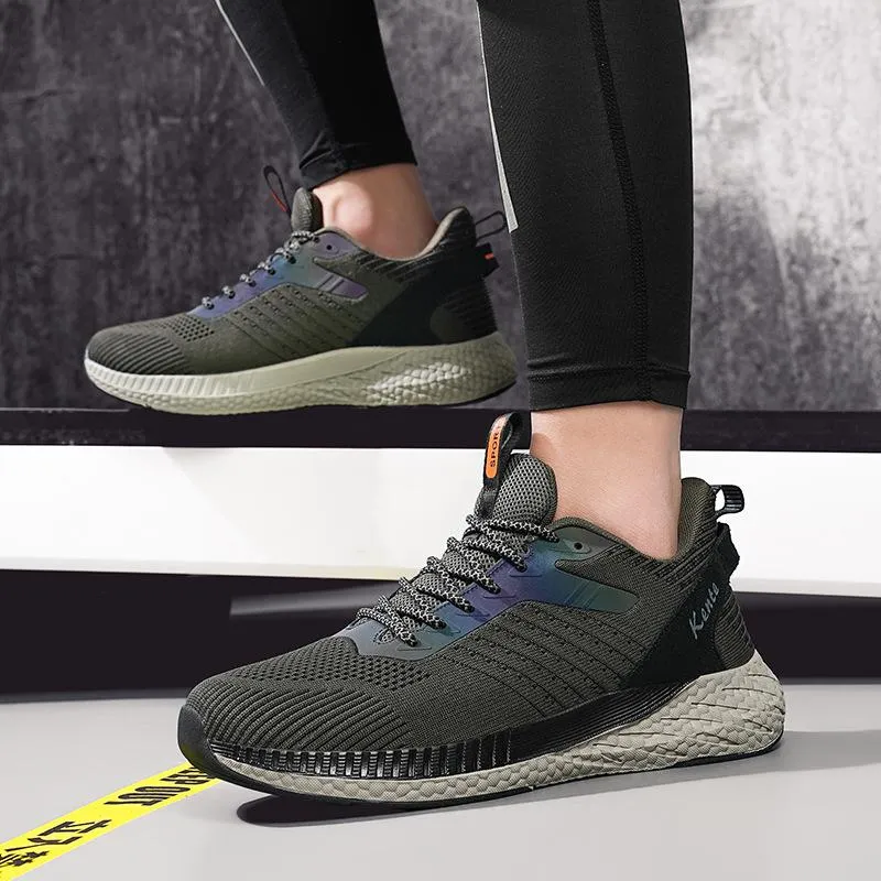 Lightweight breathable sports shoes
